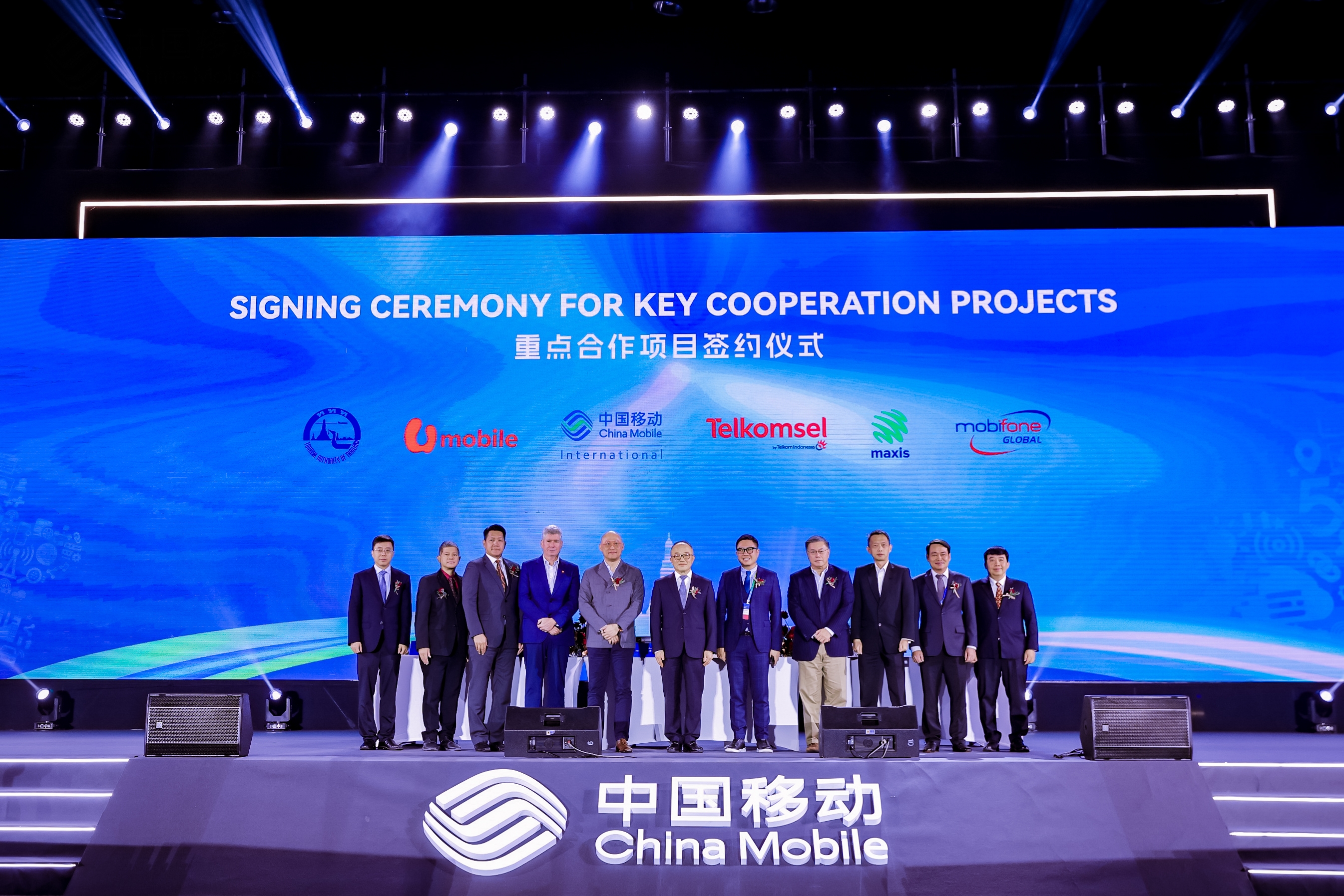 图片包含 室内, 监控, 前, 桌子
描述已自动生成